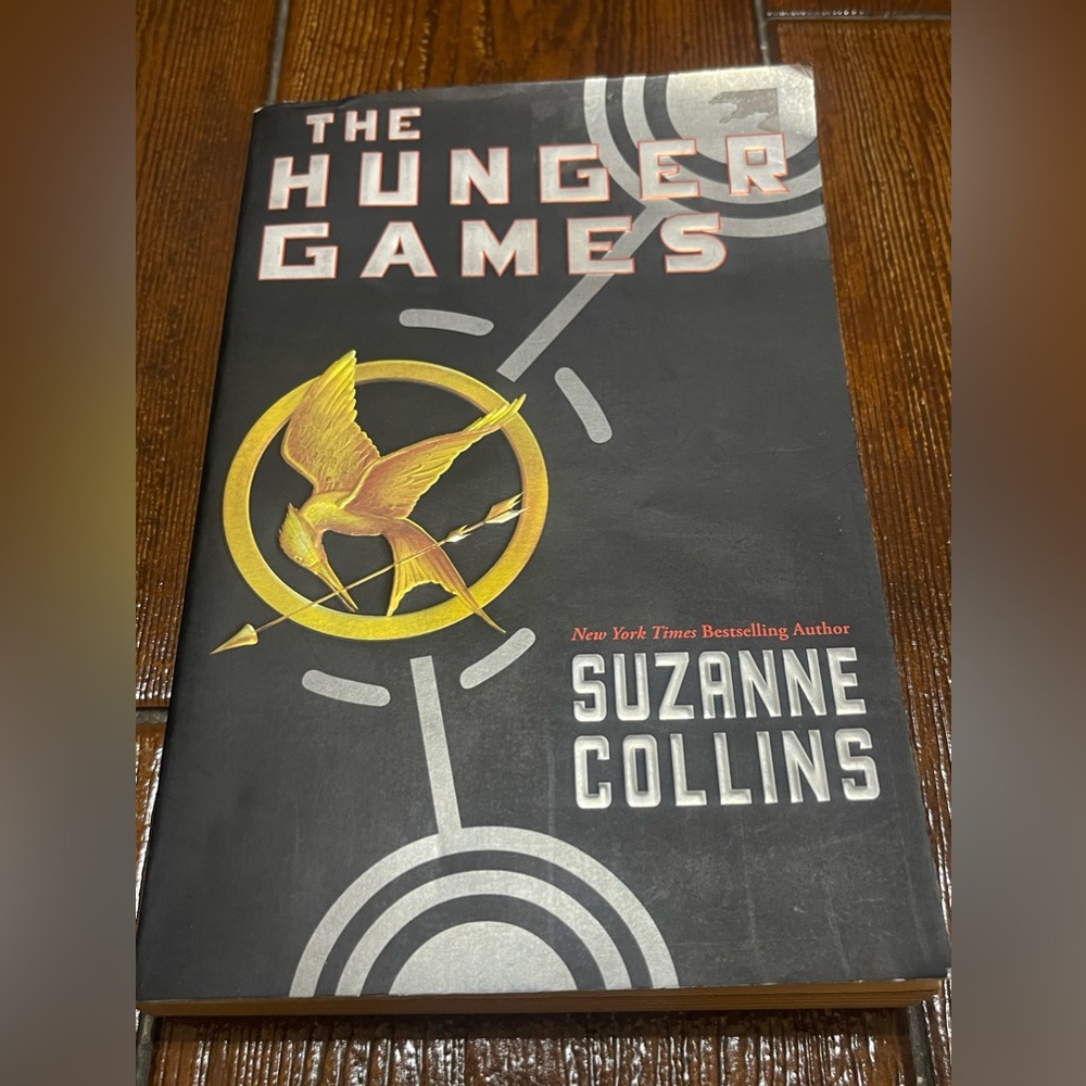 The Hunger Games (Book 1) by Suzanne Collins (2010) Paperback Paperback
